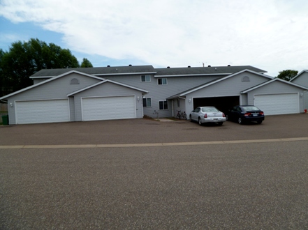 2 car garage in 3 bedroom apartment student rental in menomonie wi